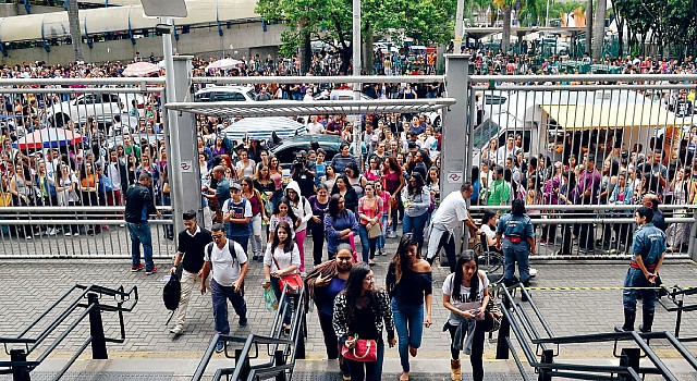 Alunos na abertura de portões em local de prova em SP. Rovena Rosa/Abr